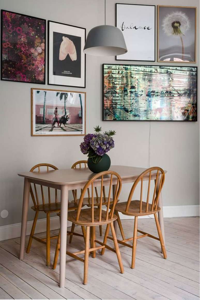 29. Mesa de jantar retr&ocirc; para sala pequena &ndash; Foto Pufik Homes