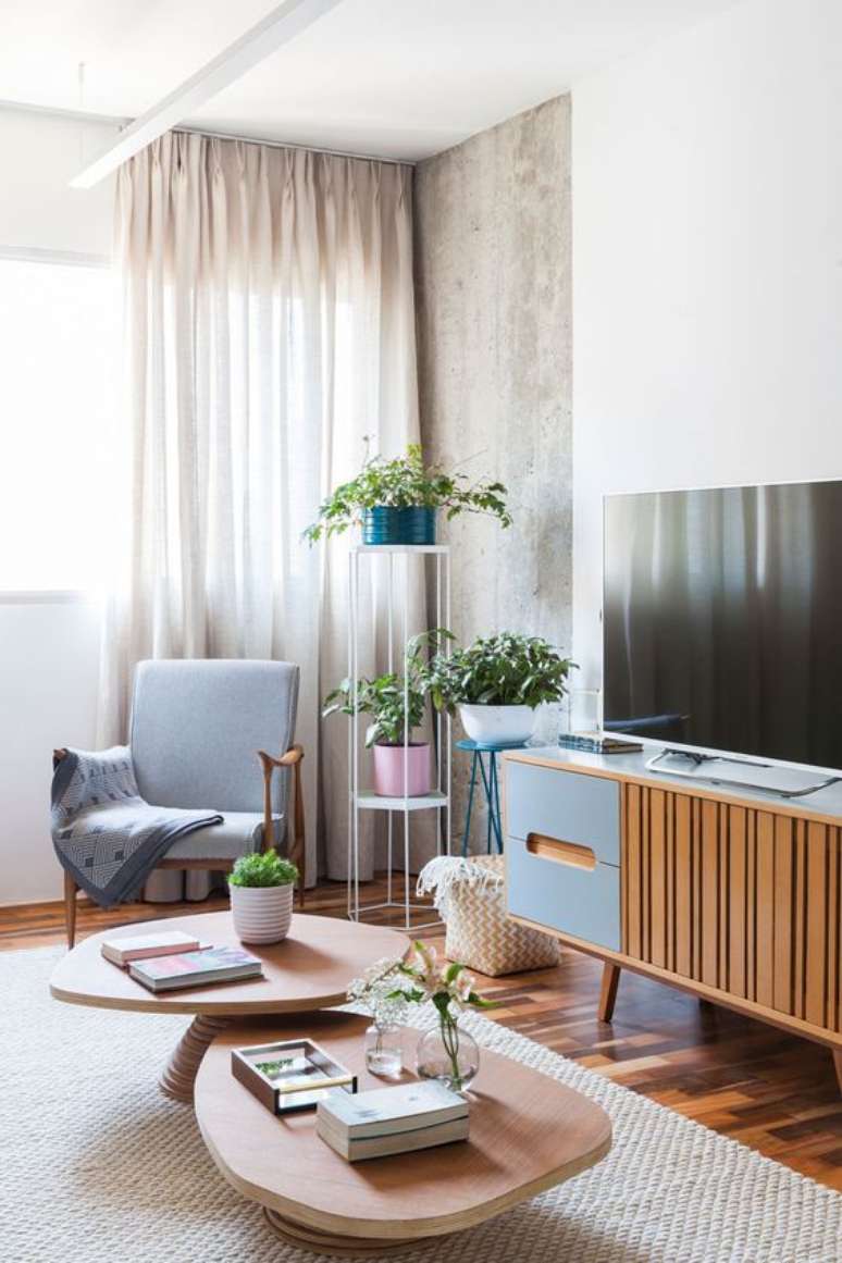 23. Mesa de centro retr&ocirc; de madeira na sala vintage &ndash; Foto In&aacute; Arquitetura