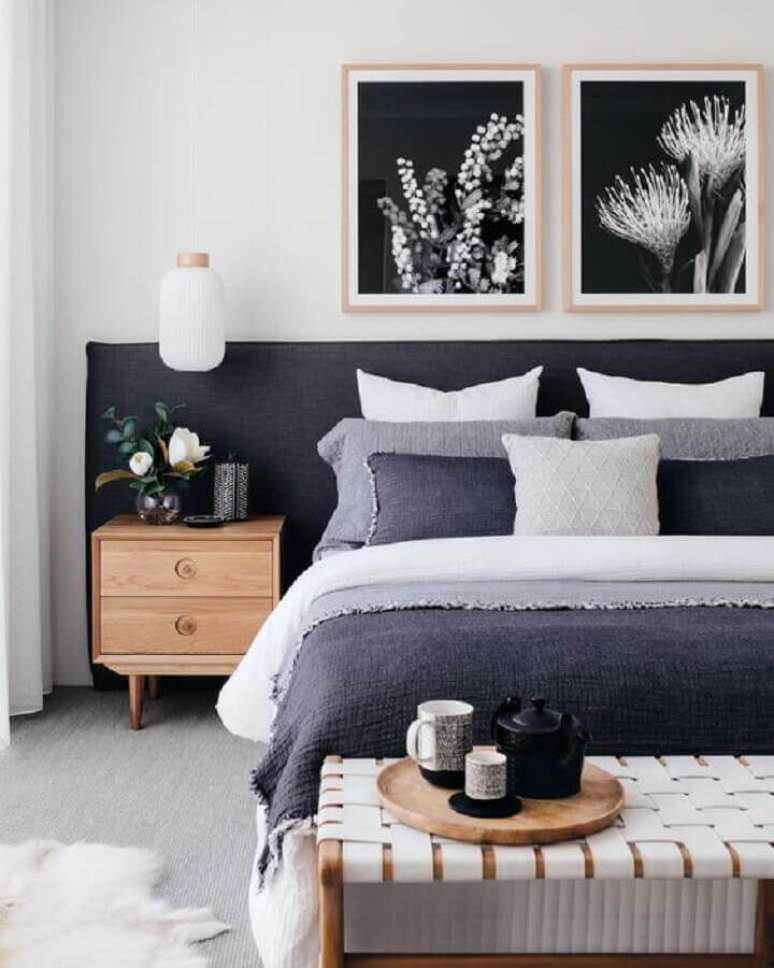 15. Como decorar um quarto de casal cinza e branco com criado mudo de madeira e quadros de parede &ndash; Foto: Home Fashion Trend