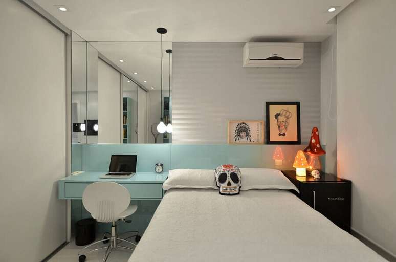 21. Como decorar um quarto de solteiro com parede espelhada e escrivaninha planejada azul claro – Foto: Pinterest
