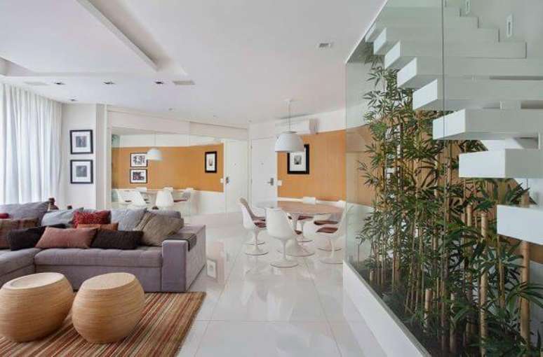 22. Cores de tinta para sala em tons de laranja com sof&aacute; cinza e decora&ccedil;&atilde;o de madeira moderna &ndash; Foto Revista VD