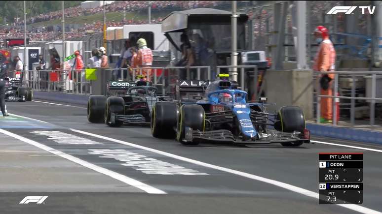 Enquanto Hamilton alinhou no grid, o resto do pelot&atilde;o foi aos boxes buscar os pneus slicks. Esteban Ocon foi o primeiro 