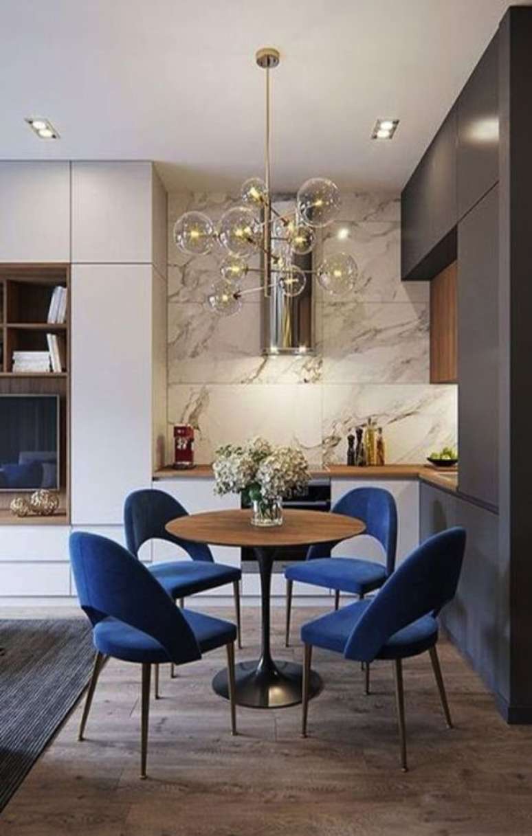 69. Cozinha pequena com mesa retrô e cadeiras azuis vintage – Foto Mosaics Lab