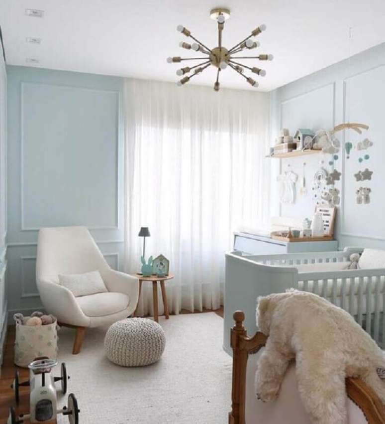 59. Como decorar um quarto de bebê azul claro com poltrona confortável – Foto: Jeito de Casa