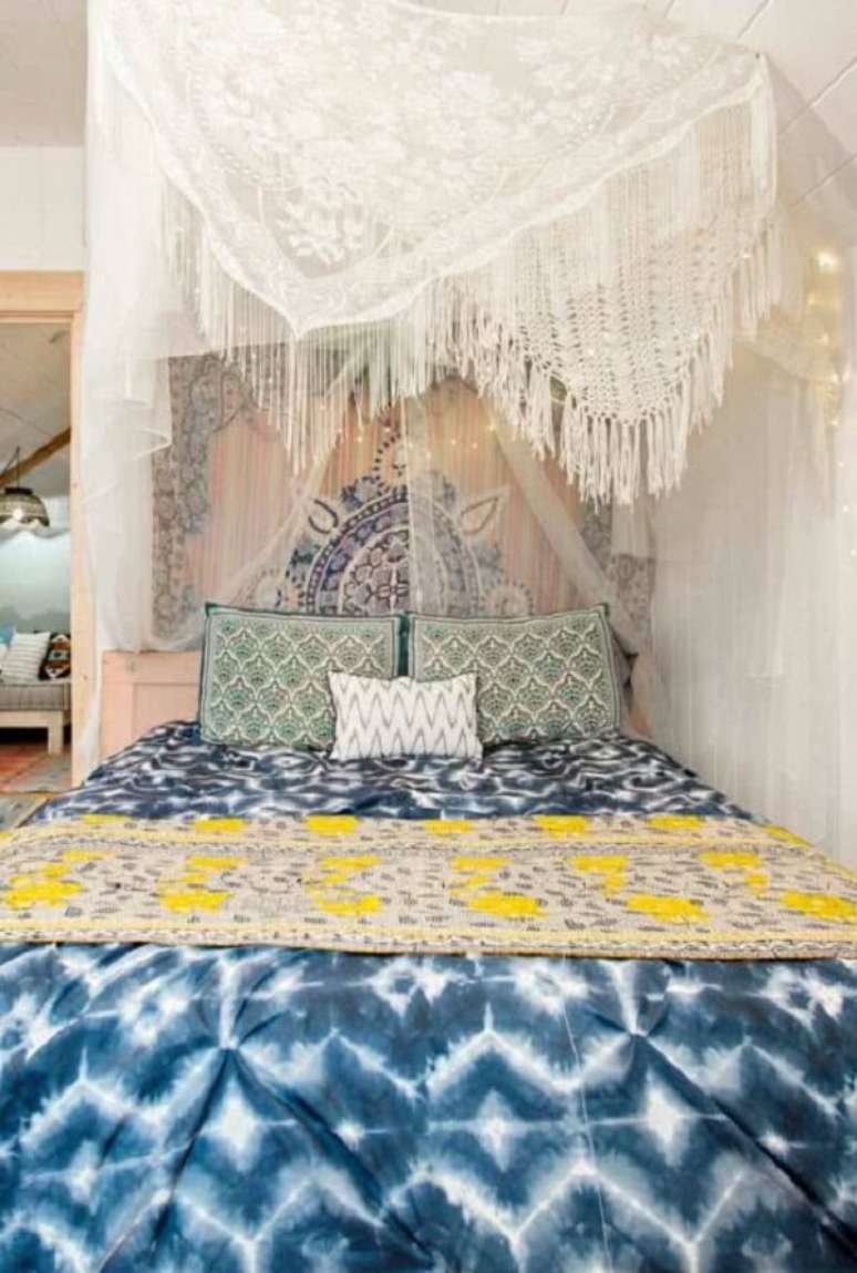 44. A cama com dossel é uma ideia criativa para usar na decoração indiana. Fonte: Pinterest
