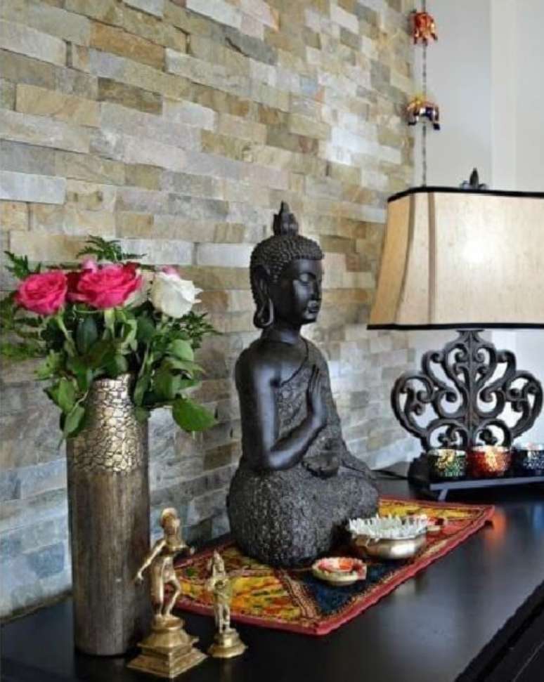 52. Aproveite o aparador da sala para expor objetos de decora&ccedil;&atilde;o indiana. Fonte: Pinterest