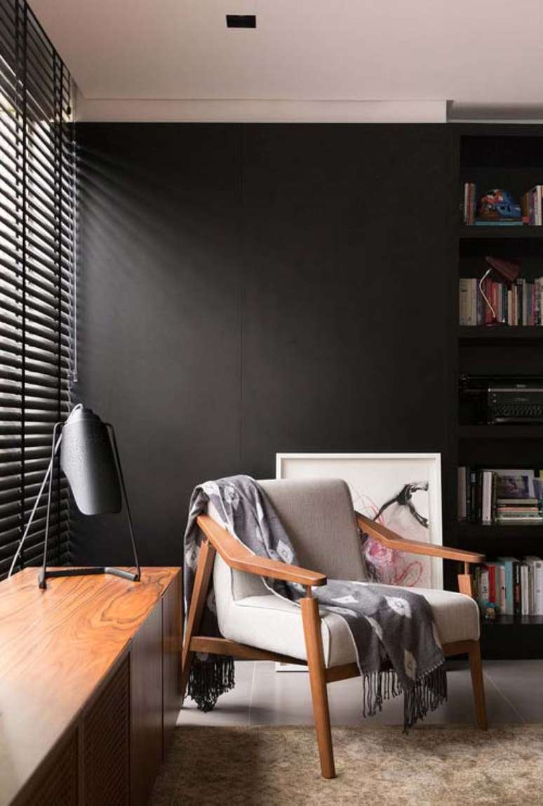 25. Cores de tinta para sala preta com móveis brancos e de madeira modernos – Foto Pinterest