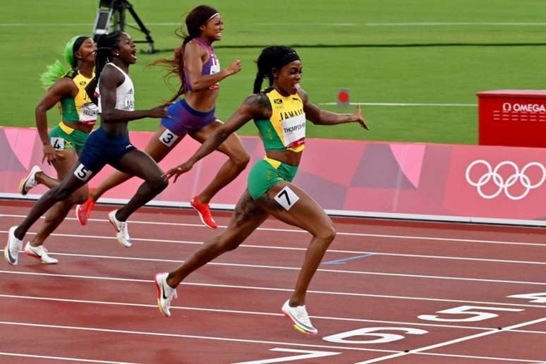 Elaine Thompson-Herah conquistou o ouro nos 200m rasos (Foto: Luis ACOSTA / AFP)