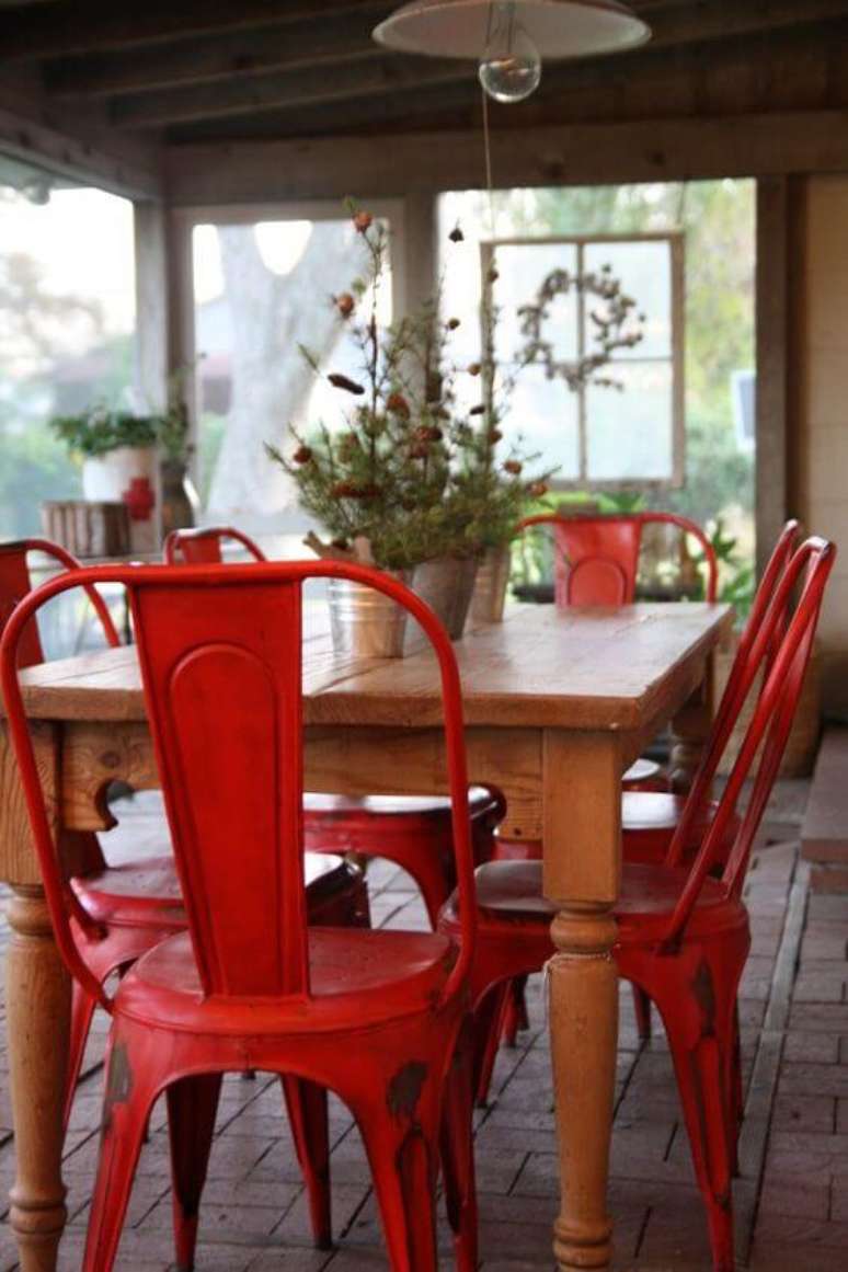 27. Mesa de jantar retro com cadeira vermelha e decoração moderna – Foto Holly Ma This Interiors