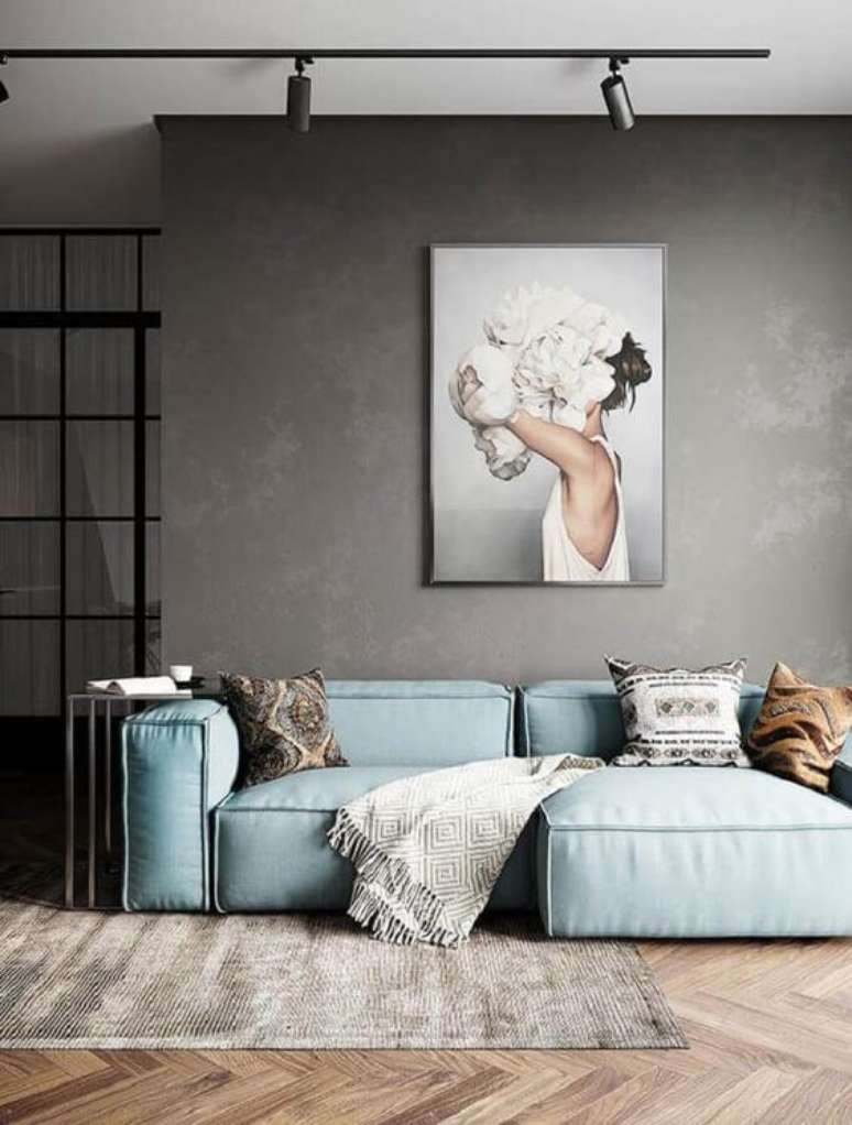 78. Sala moderna com parede cimento queimado e sofá azul celeste -Foto Revista VD
