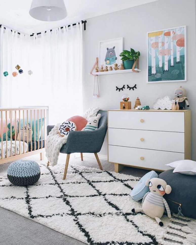 62. Como decorar um quarto de bebê cinza claro com puff redondo – Foto: Pinterest