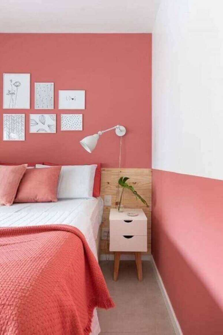 27. Como decorar um quarto feminino branco e rosa com cabeceira de madeira &ndash; Foto: Apartamento 203