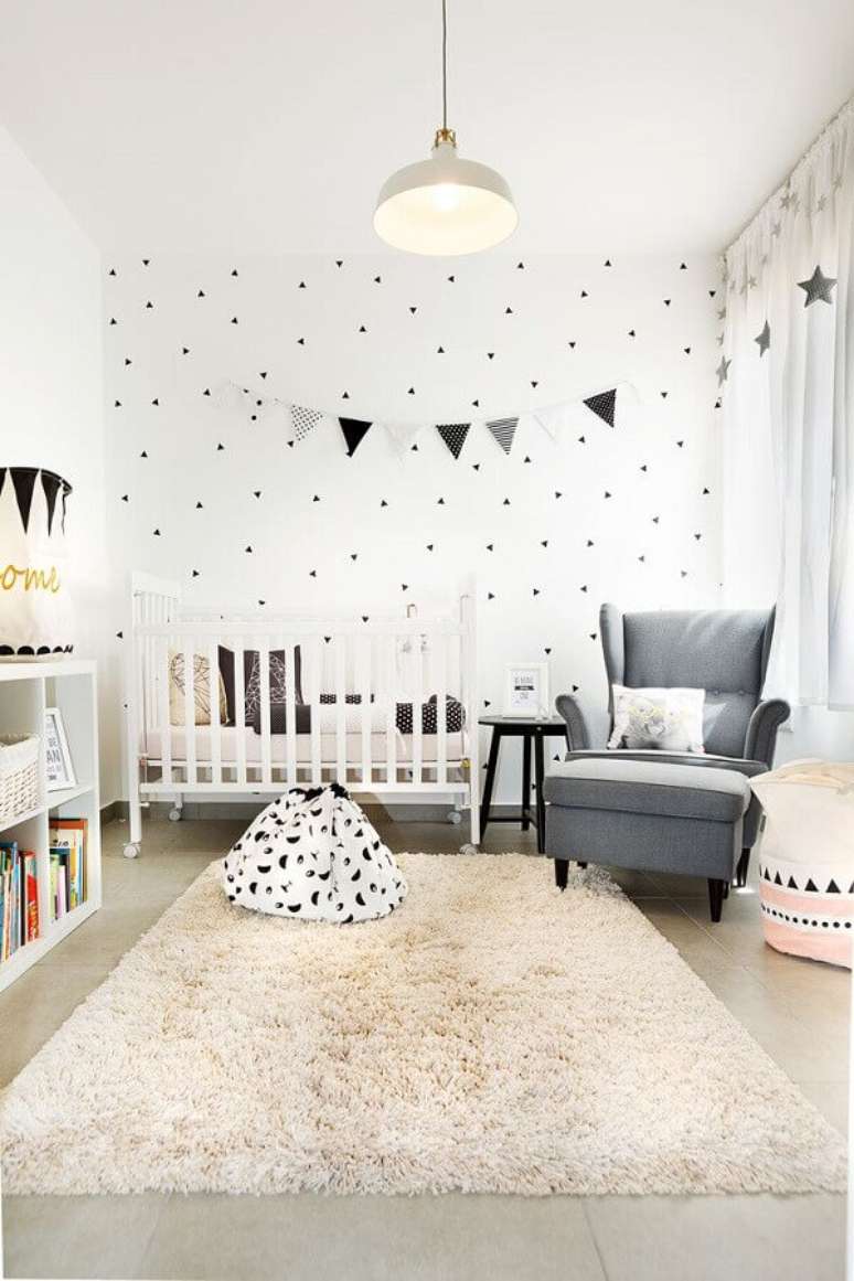 61. Como decorar um quarto de bebê branco com varal de bandeirinhas – Foto: Archilovers
