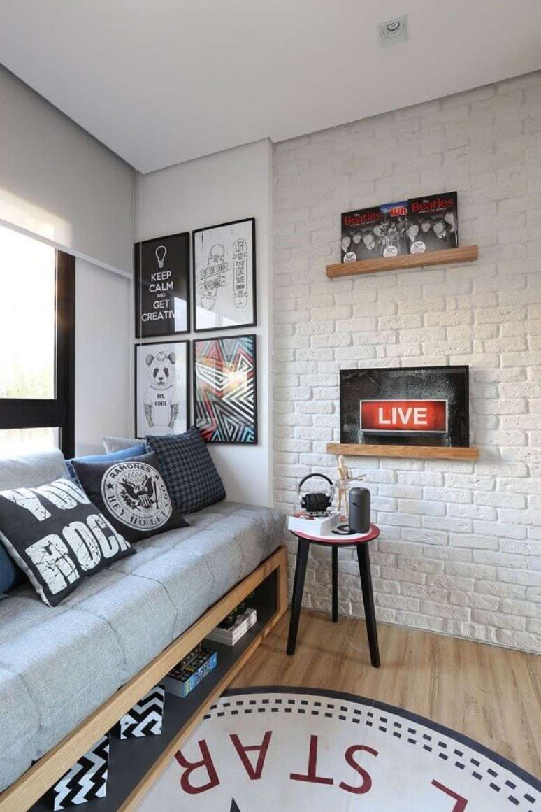 22. Como decorar um quarto de solteiro com quadros para parede de tijolinho branco – Foto: Archilovers