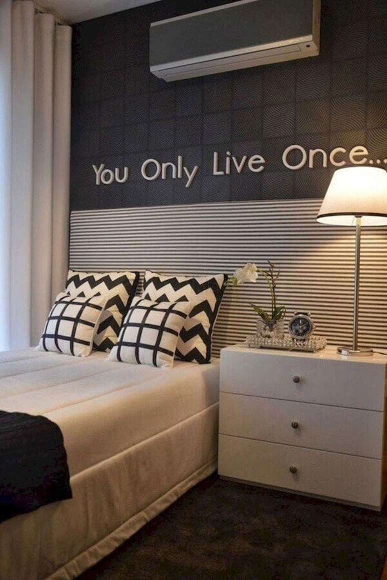 57. Como decorar um quarto cinza e branco pequeno &ndash; Foto: Apartment Therapy