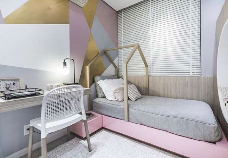 33. Como decorar um quarto feminino moderno com parede geom&eacute;trica e cama casinha &ndash; Foto: Pinterest