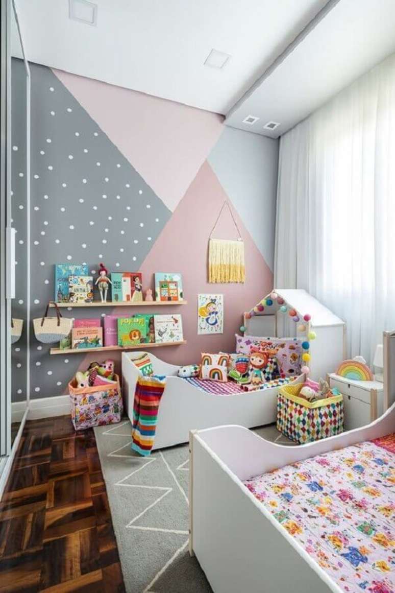 37. Como decorar um quarto infantil com parede geom&eacute;trica em tons past&eacute;is &ndash; Foto: MOOUI