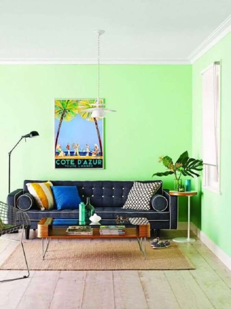 44. Decoração com cores de tinta para sala moderna em tons de verde claro com sofá cinza retrô – Foto Fashionismo