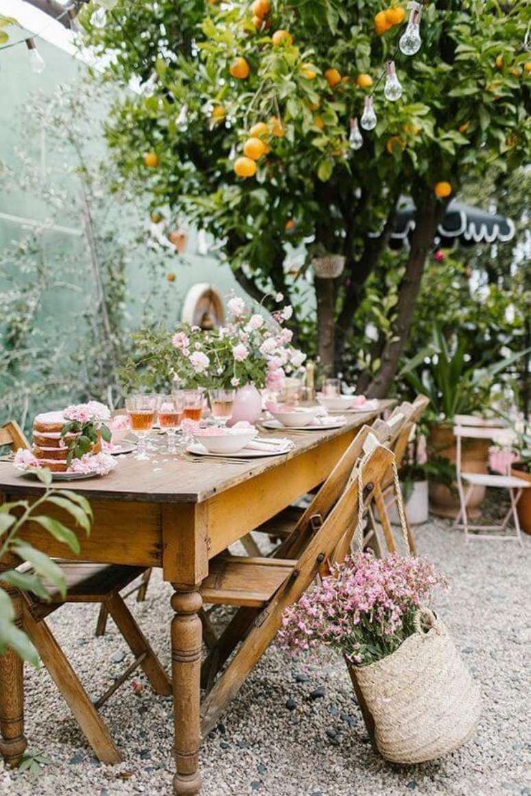 31. Mesa retrô para jardim decorado com flores cor de rosa – Foto Casa Tres Chic