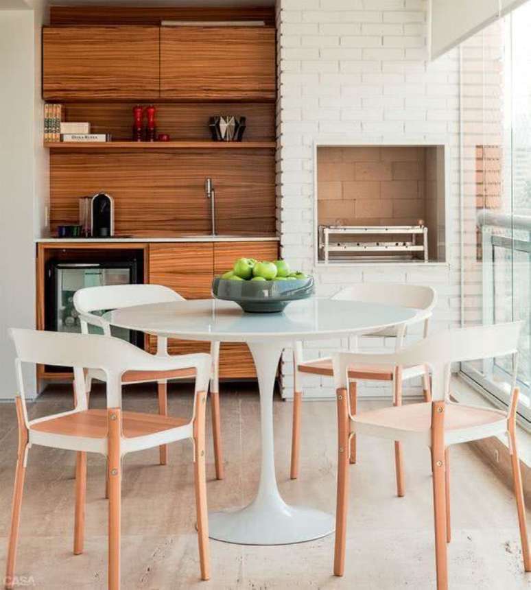 45. Varanda gourmet com mesa retrô branca e redonda com cadeiras do conjunto – Foto Pinterest