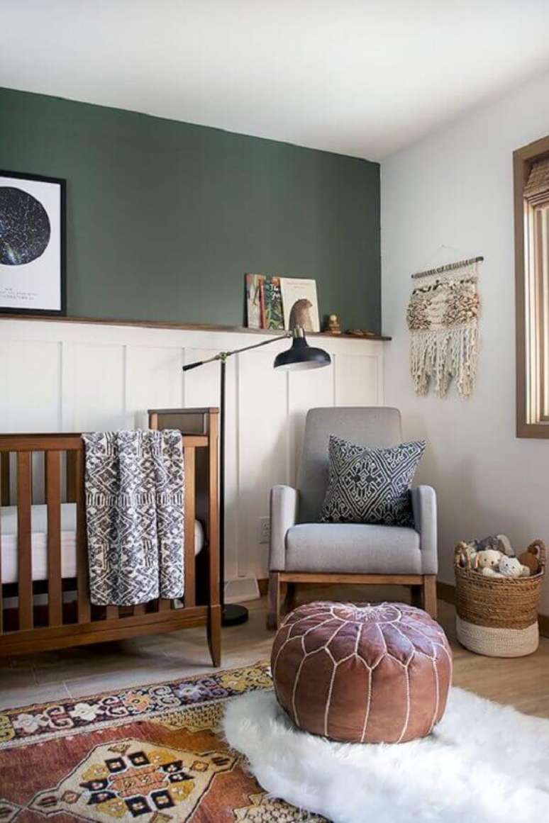 66. Como decorar um quarto de bebê com parede verde escuro e puff redondo de couro – Foto: Pinterest