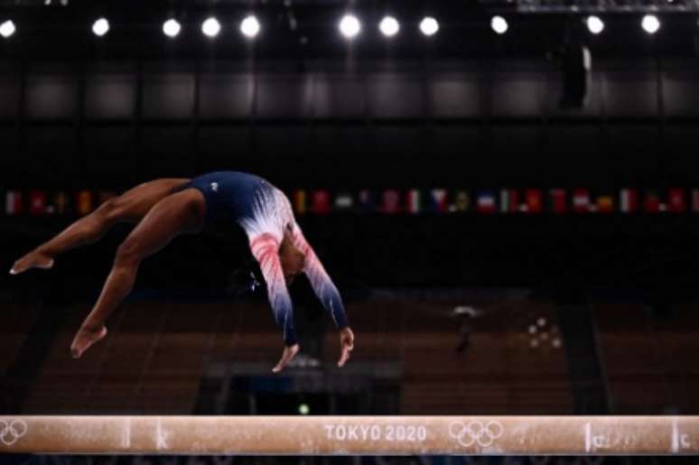 Simone Biles foi bronze na trave (Foto: Jeff PACHOUD / AFP)