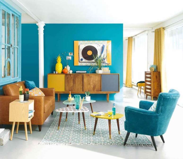 67. Sala de estar pequena e azul com rack pé palito – Foto Pinterest
