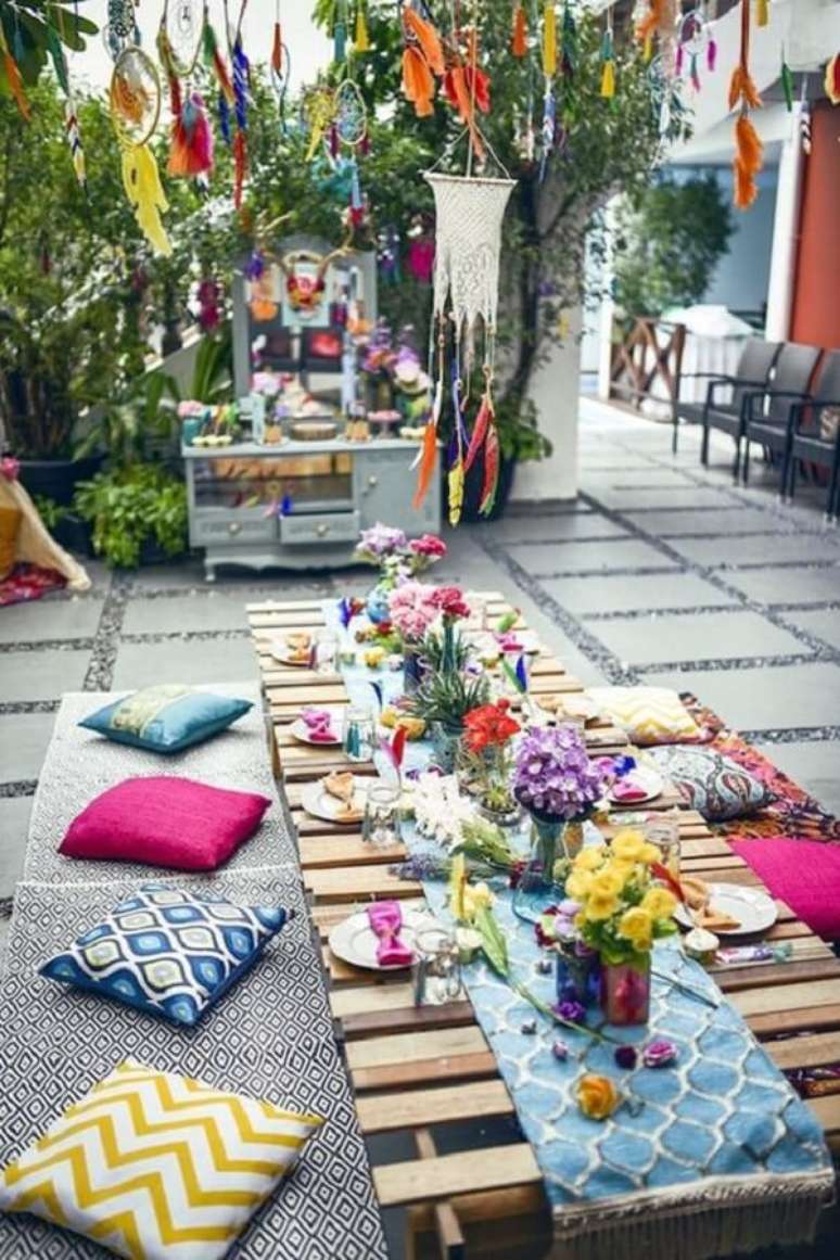 56. Almofadas e futons se destacam na decoração indiana. Fonte: Pinterest