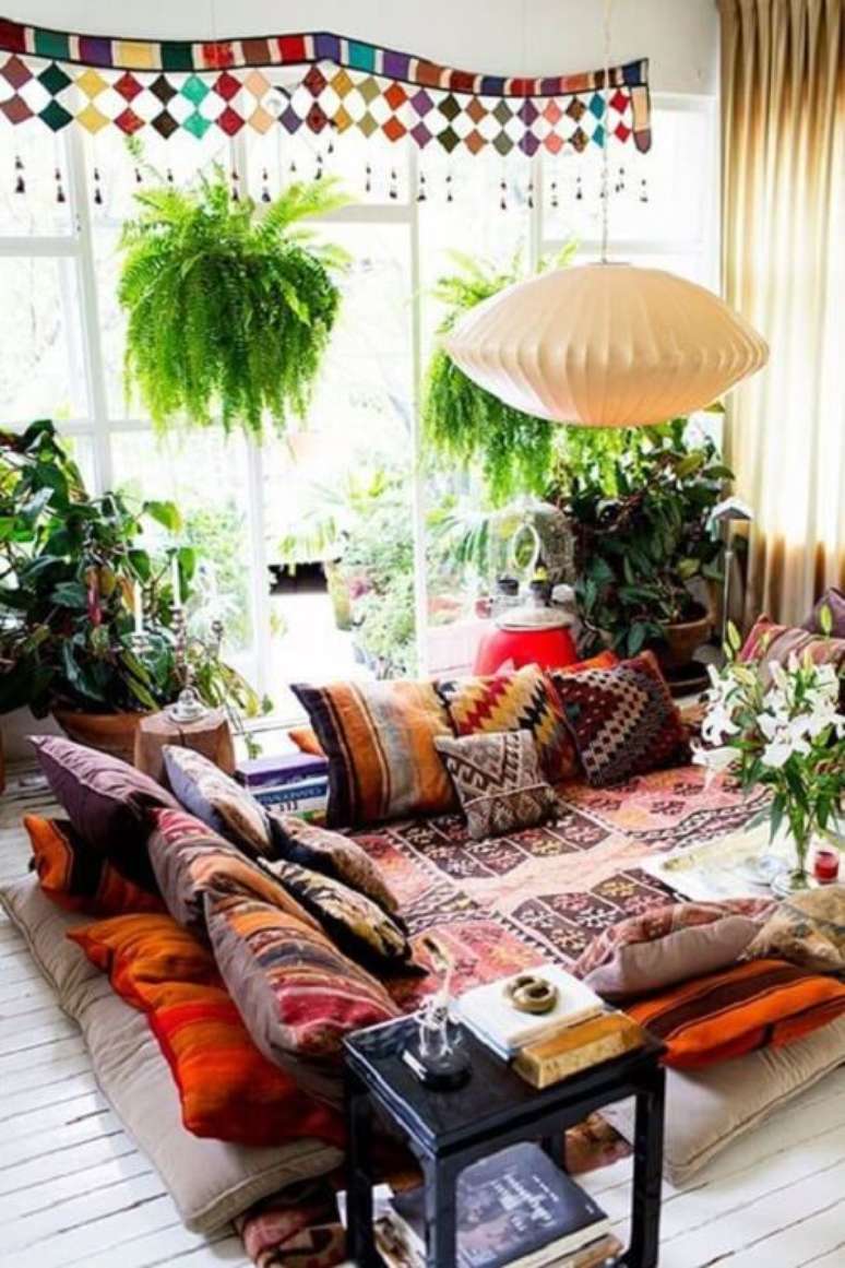 9. A decoração indiana preza muito pelo conforto, por isso é comum ver muitas almofadas nestes ambientes. Fonte: Pinterest