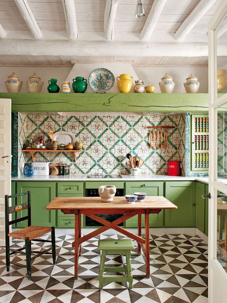 67. Cozinha com azulejo vintage e mesa retrô de madeira pequena – Foto Pinterest