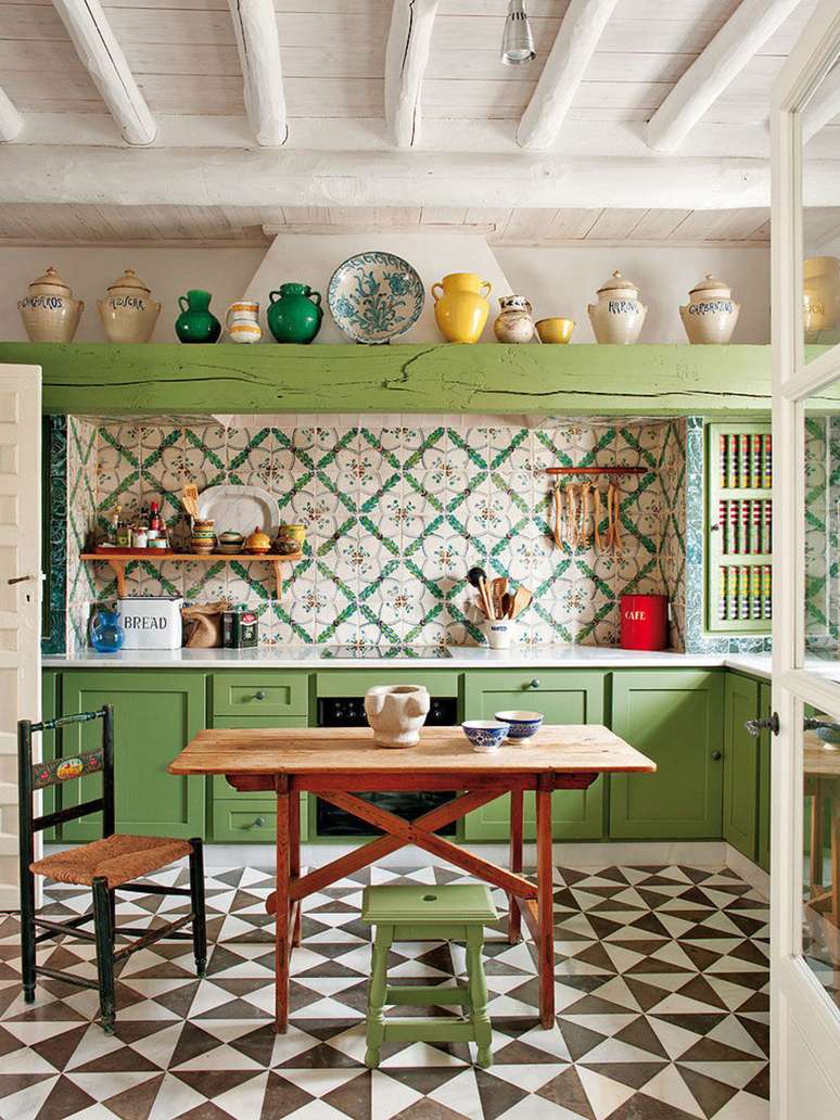 67. Cozinha com azulejo vintage e mesa retr&ocirc; de madeira pequena &ndash; Foto Pinterest