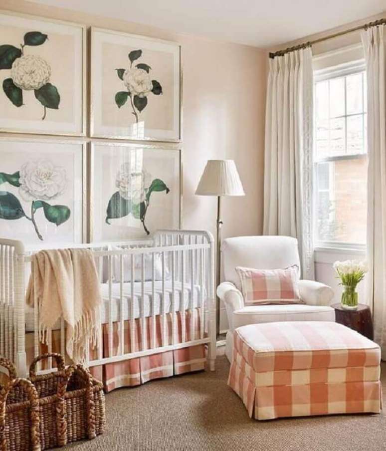 67. Como decorar um quarto de bebê feminino com quadros de flores e puff xadrez – Foto: Jeito de Casa