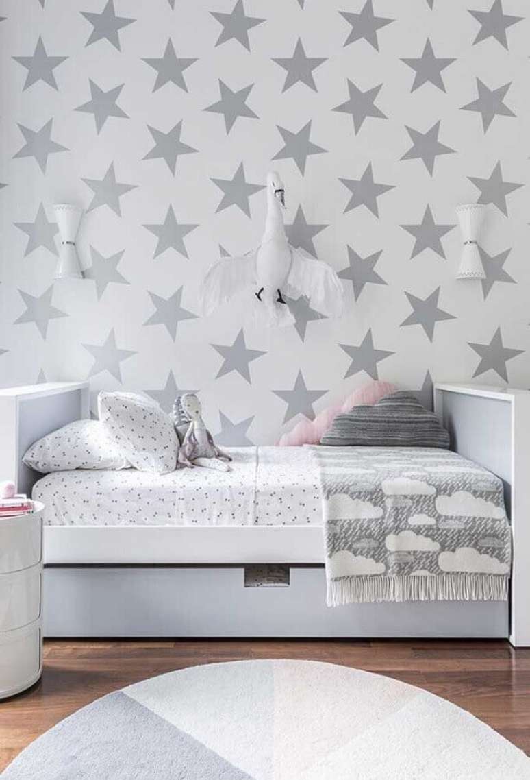 35. Como decorar um quarto infantil branco e cinza com papel de parede de estrelinhas – Foto: Pinterest