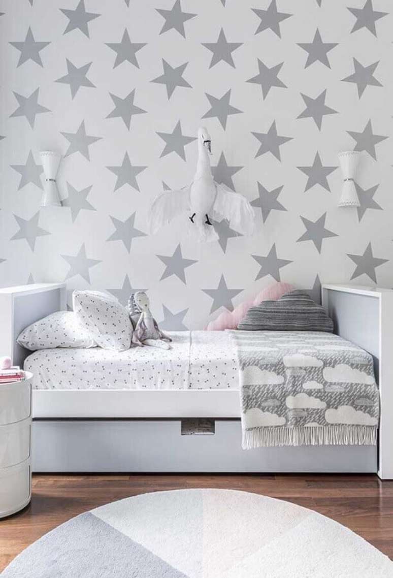 35. Como decorar um quarto infantil branco e cinza com papel de parede de estrelinhas &ndash; Foto: Pinterest