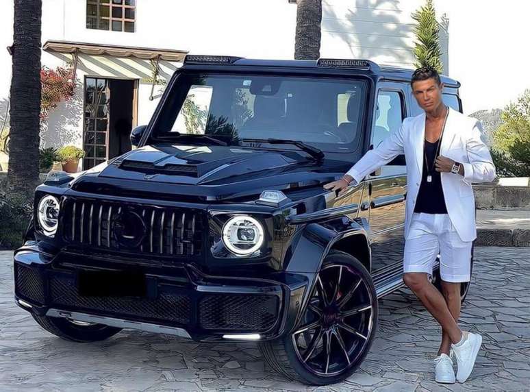 "Ótima semana", publicou CR7 ao posar com o carro (Foto: Instagram)