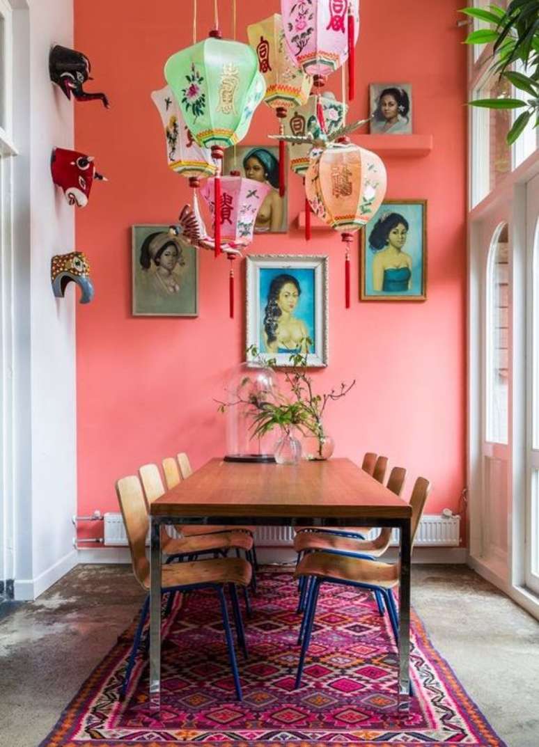 71. Sala de jantar com parede coral &ndash; Foto Jeito de Casa