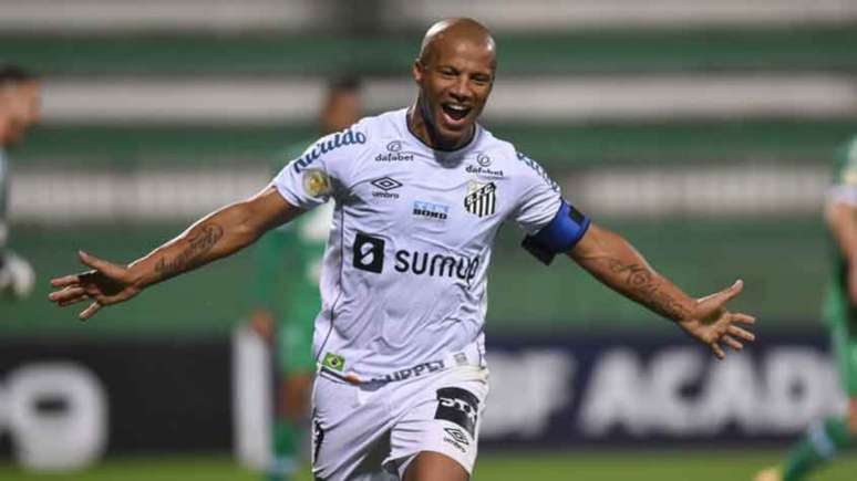 Carlos Sánchez fez o gol da vitória do Santos diante da Chapecoense (Foto: Divulgação / Santos)