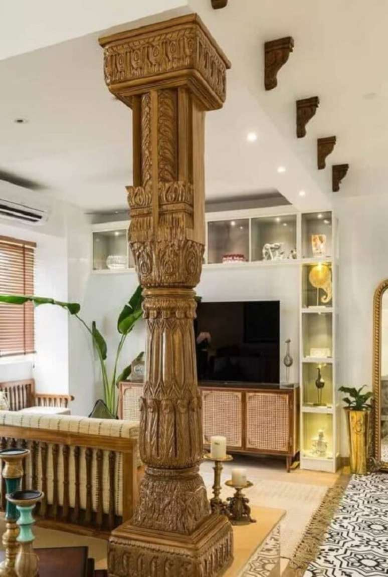 61. A coluna de madeira trabalhada reforça a decoração indiana para sala. Fonte: Pinterest