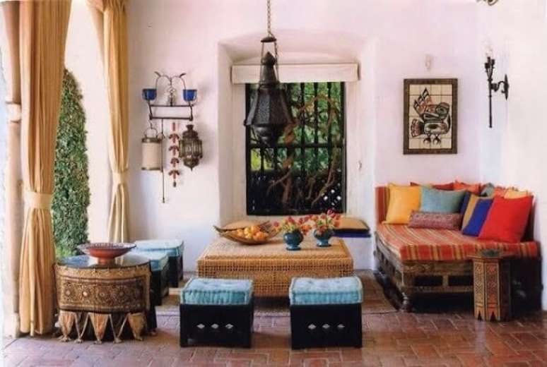 6. Os móveis baixos também estão presentes no estilo de decoração indiana. Fonte: Pinterest
