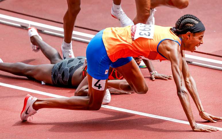 A holandesa Sifan Hassan corria uma das eliminatórias dos 1.500m feminino quando tropeçou na queniana Edina Jebitok.
