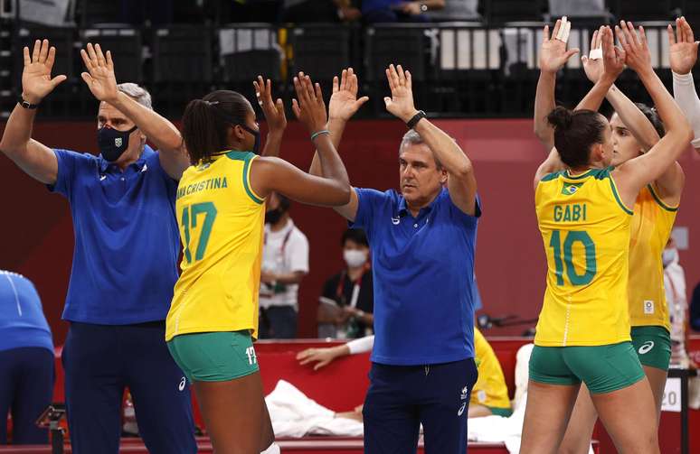 José Roberto Guimarães celebra vitória do Brasil nos Jogos Olímpicos de Tóquio Valentyn Ogirenko Reuters