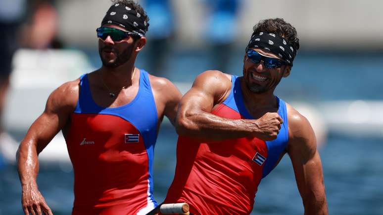 Os cubanos Serguey Torres Madrigal e Jorge Enriquez Fernando Dayan celebram medalhas ouro Yara Nardi/Reuters