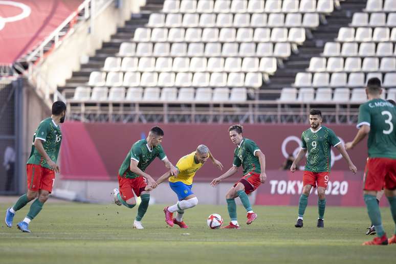 Richarlison encara a marca&ccedil;&atilde;o dos jogadores mexicanos nesta ter&ccedil;a-feira na semifinal dos Jogos Ol&iacute;mpicos de T&oacute;quio Lucas Figueiredo/CBF