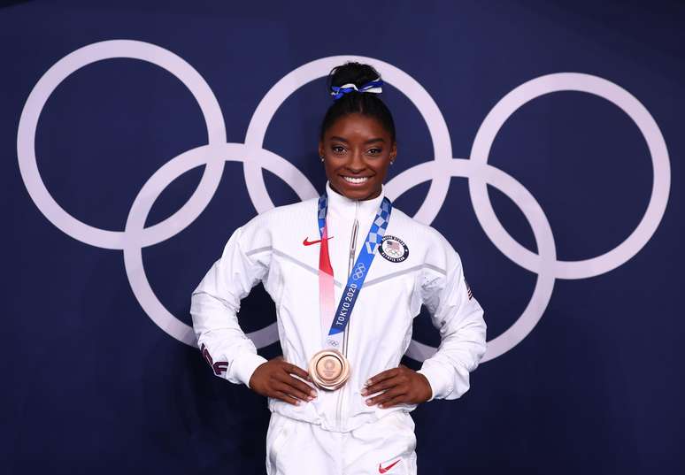 Simone Biles posa com a medalha de bronze conquistada nesta terça-feira nos Jogos Olímpicos de Tóquio Mike Blake/Reuters