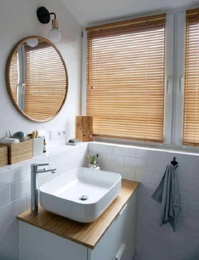 27. A persiana de madeira quebra a neutralidade do banheiro. Fonte: Pinterest