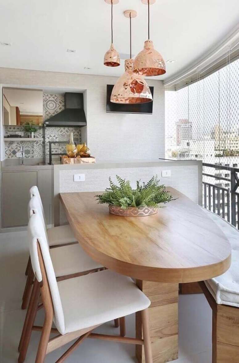 49. Mesa planejada para decoração de apartamento com varanda gourmet e churrasqueira – Foto: Pinterest