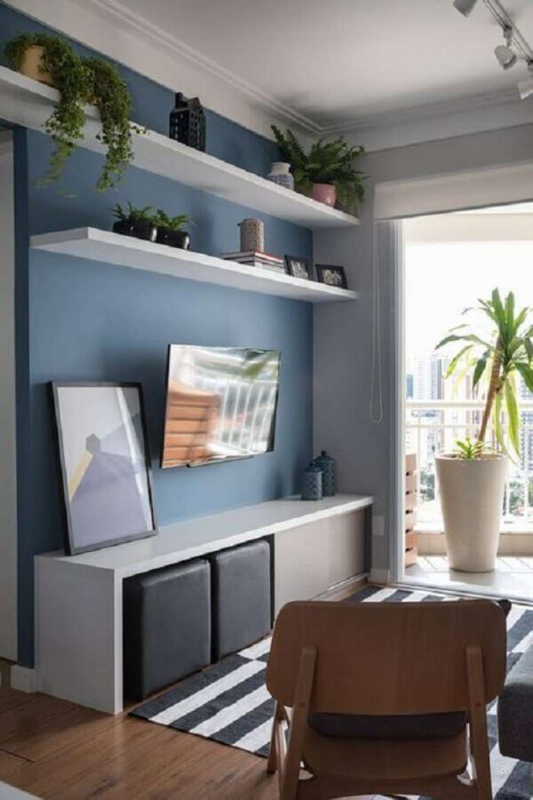 45. Puff banqueta quadrado para sala pequena decorada com tapete listrado &ndash; Foto: Mariana Carvalho Arquitetura