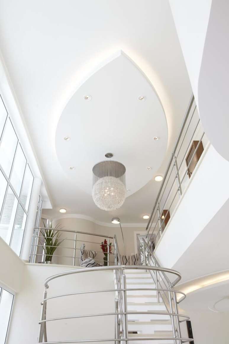 48. A sanca de gesso invertida real&ccedil;a ainda mais a presen&ccedil;a do lustre para escada. Projeto de Aquiles Nicolas K&iacute;laris