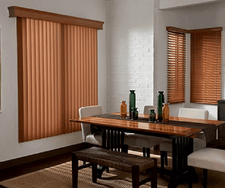 45. Sala de jantar com persiana de madeira vertical. Fonte: Pinterest