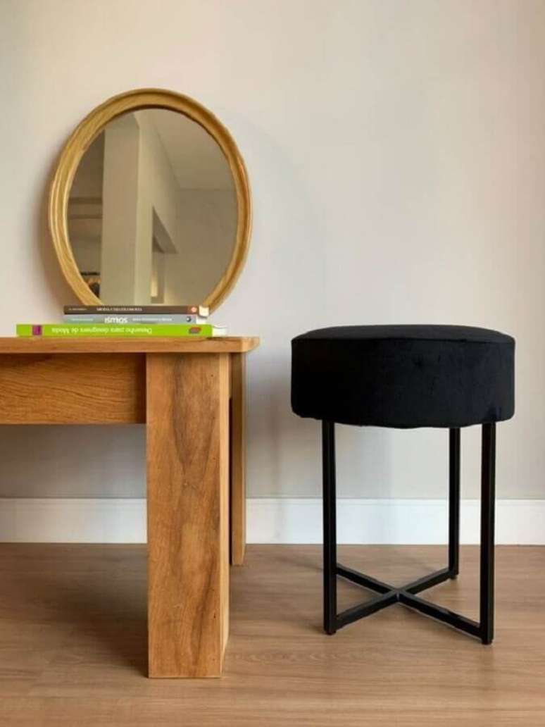 36. Decora&ccedil;&atilde;o simples com puff banqueta redondo preta &ndash; Foto: Pinterest